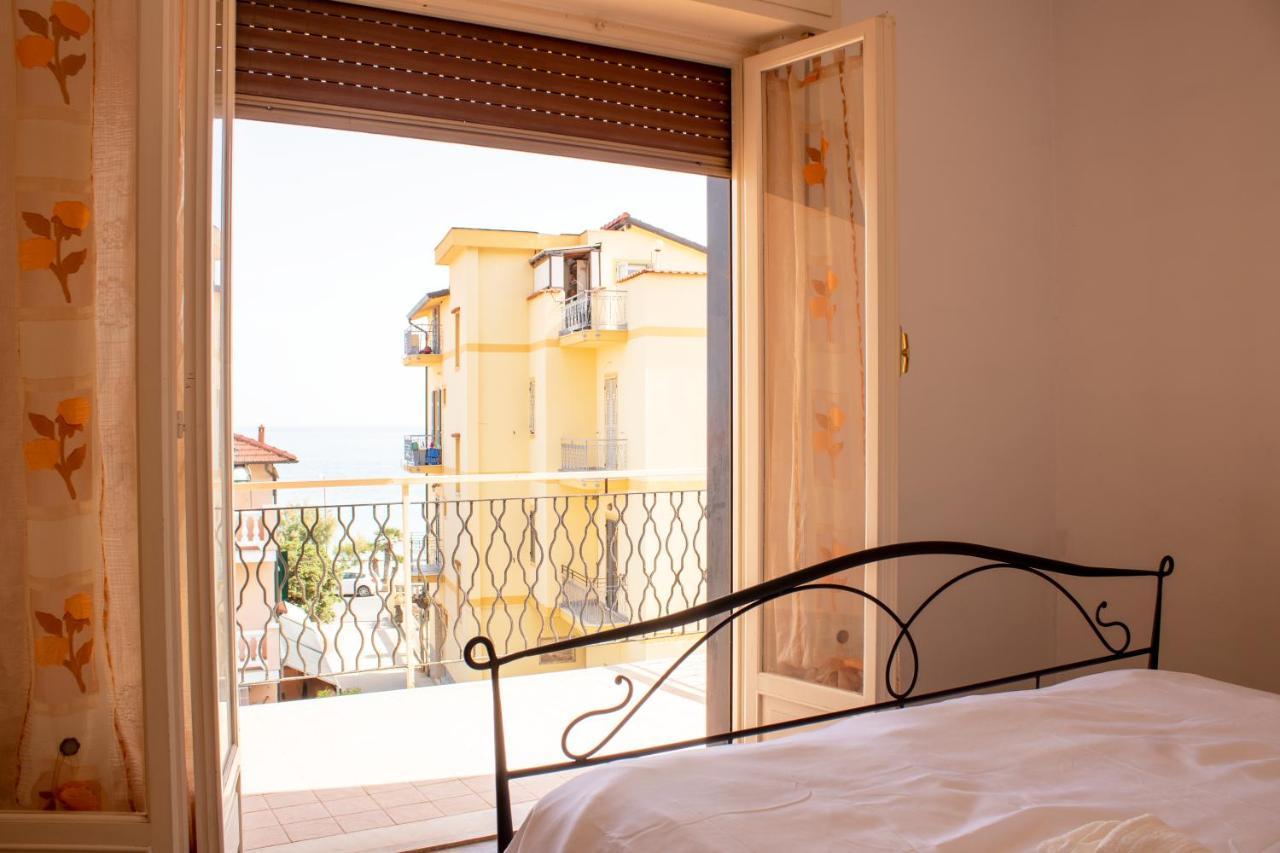 Posto Auto Gratuito Relax A 30 Metri Dal Mare Apartment Рива Лигуре Екстериор снимка